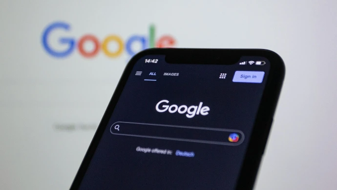 Smartphone affichant la recherche Google, pour la visibilité dans les moteurs de recherche et l'IA